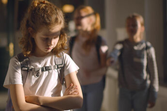 Lastepsühhiaater vastab: Kuidas tulla toime koolistressi ja kiusamisega