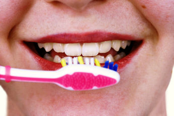 Hambaarst selgitab: miks hammaste pesul mõnikord igemed veritsevad?