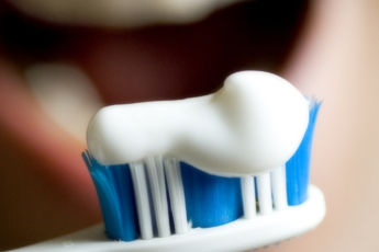 Lapsed kasutavad liialt hambapastat ja see seab nad kroonilise hambahaiguse ohtu