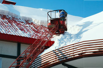 Lume koristajad kukuvad katustelt